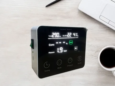 Pantalla del mando portátil que muestra la concentración de oxígeno y la presión