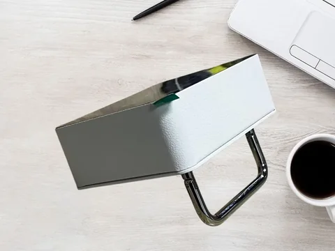 Mando portátil con su soporte plegable desplegado