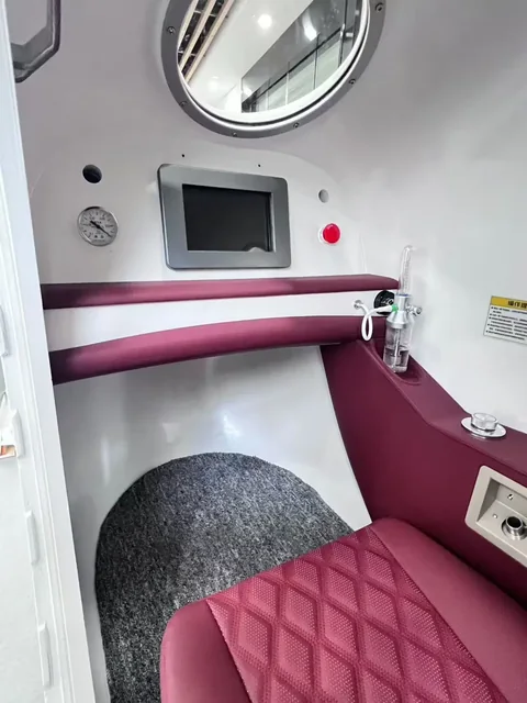 Gepolsterter Zero-Gravity-Sitz und Bedienbildschirm im Inneren der OHE20
