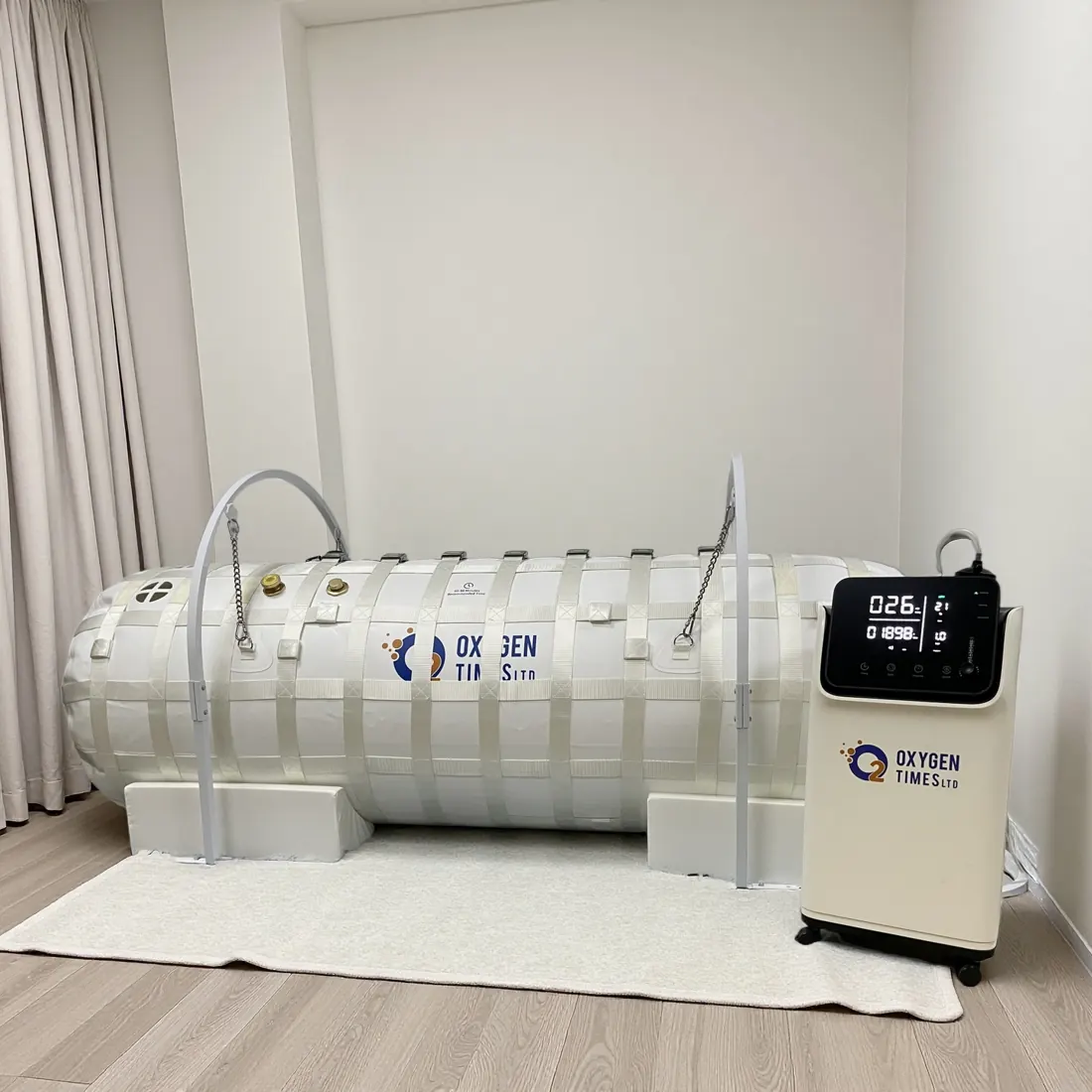 住宅の一室に設置されたデジタル制御ユニット付き OTL19 横臥型チャンバー