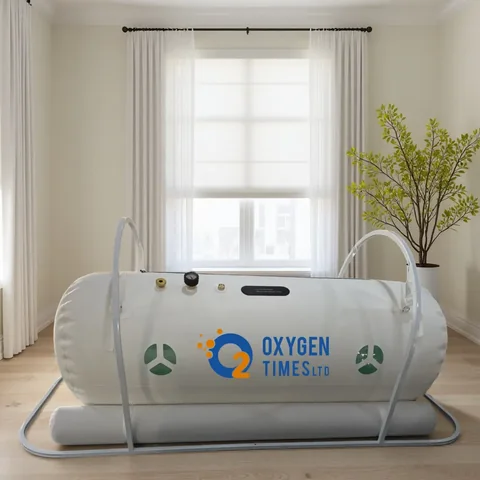 거실 공간에 설치된 Oxygen Times 소프트셸 좌식 챔버의 측면 모습
