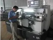 مخرطة CNC أثناء خراطة قطعة مصبوبة. تضم ورشة التشغيل الآلي 20 مخرطة CNC.
