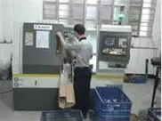 خلية مخارط CNC تحت إشراف المشغّل، تنفّذ عمليات التشغيل الثانوية على الأجسام الخام المصبوبة بالقالب.