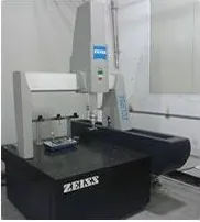 آلة قياس إحداثيات ZEISS في غرفة الفحص، تُستخدم للتحقق من الأبع