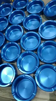 منفضة سجائر من الألومنيوم المصبوب بالقالب (مؤكسدة باللون الأزرق)، المنظر 2