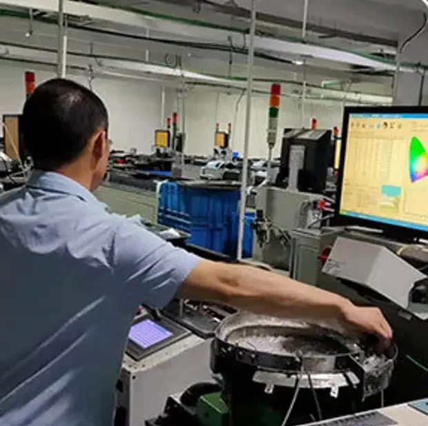 Montage und Prüfung auf unserer eigenen Linie in Shanghai. Weil wir die Produktion selbst betreiben, können wir eine Charge korrigieren, statt das Problem weiterzugeben.