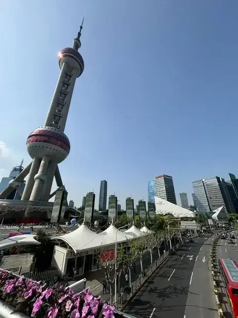 يقع مقر Rainber في Shanghai، قريباً من الميناء ومن موردي المكوّنات الذين يعتمد عليهم إنتاجنا.