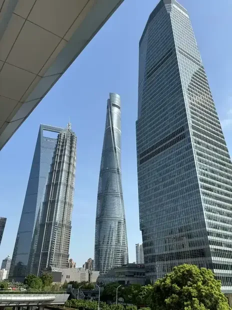يقع مكتبنا في Middle Longhua Road في Shanghai، حيث تُراجع العينات والتصاميم مع العملاء.