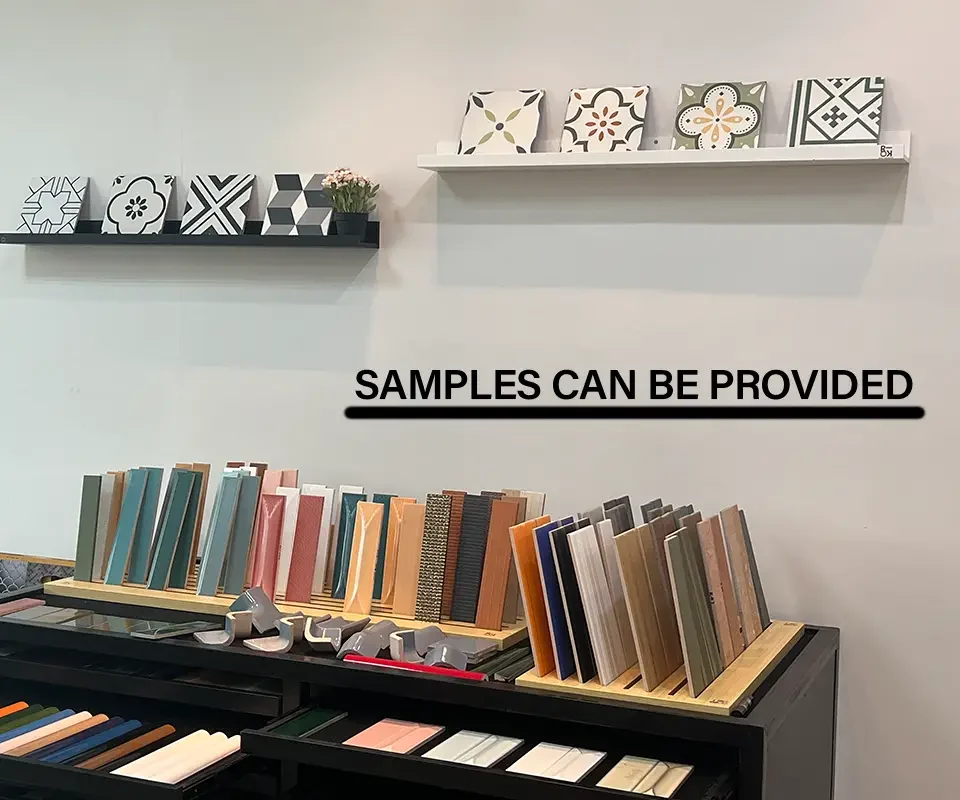 Expositores de muestras dentro del showroom de RIKO