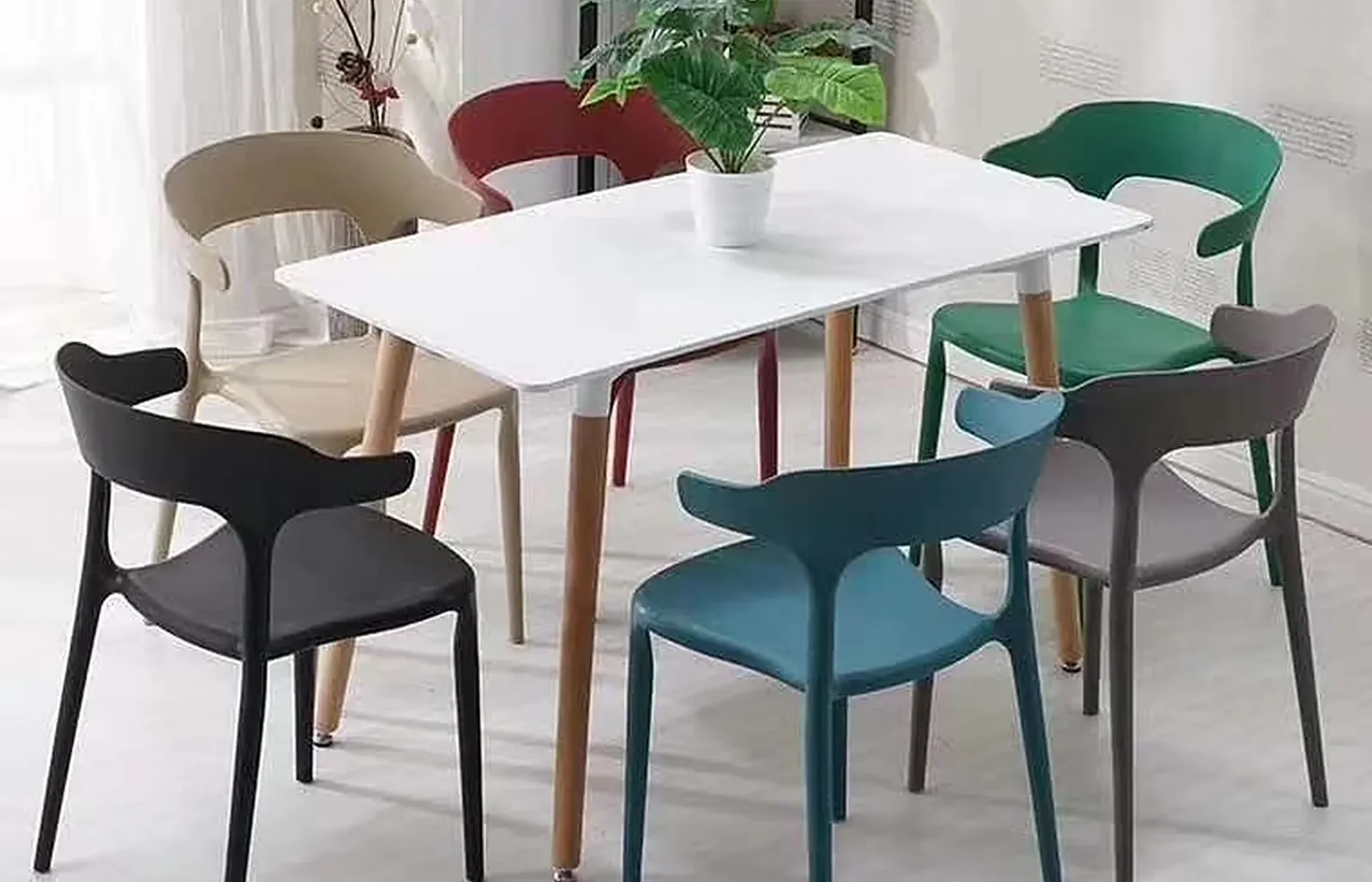 Romance Furniture가 생산한 식탁과 의자 세트