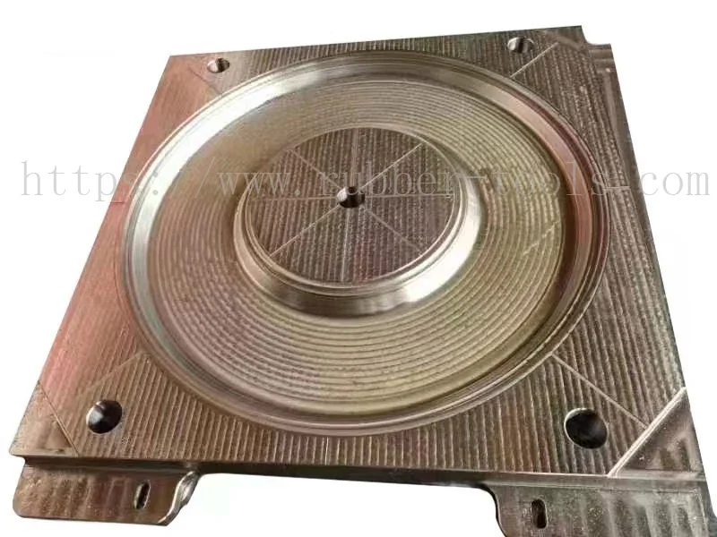 Placa de molde de acero mecanizada con una cavidad central circular y pasadores guía