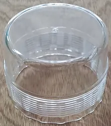Transparentes zylindrisches Spritzgussteil mit geripptem unterem Band