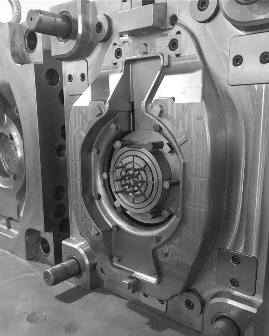 丸コアとピンを備えた鋼製金型のキャビティ