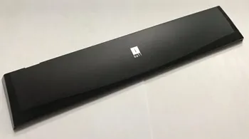 작은 사각 인쇄 마크가 있는 길고 광택 있는 검은색 플라스틱 커버