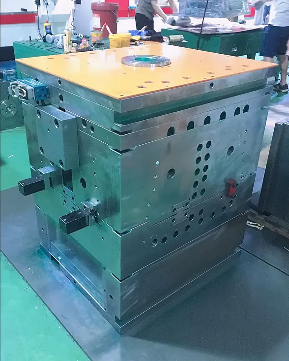 Tooling 페이지의 강재 금형 캐비티 사진
