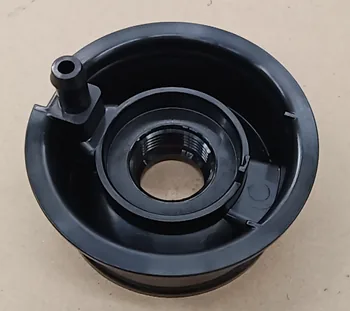 Tampa moldada circular preta com rosca interna e saída lateral