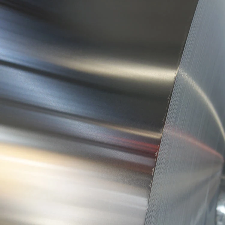 Blanke gewalzte Aluminiumfolienoberfläche mit sauberer Schnittkante