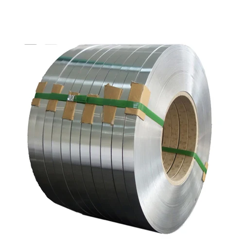 Schmale geschnittene Aluminiumbandbunde aufgereiht nach dem Besäumen